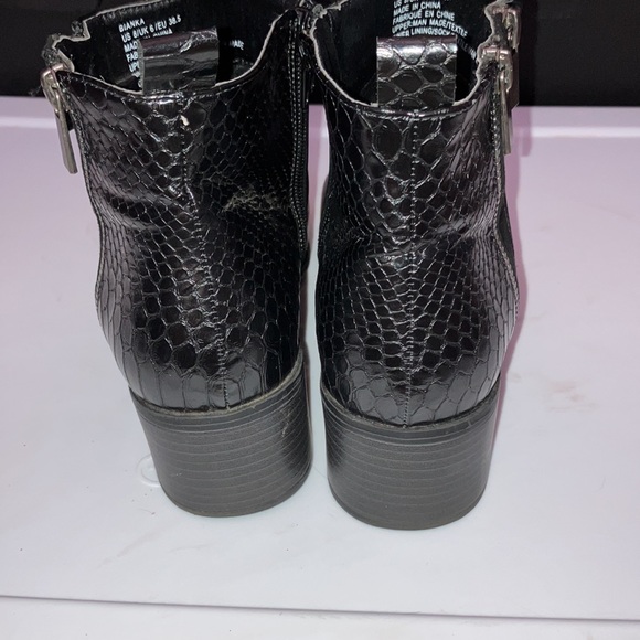 Women’s JustFab 2” Black Booties with Snake Texture Size 8.5 - Picture 3 of 5